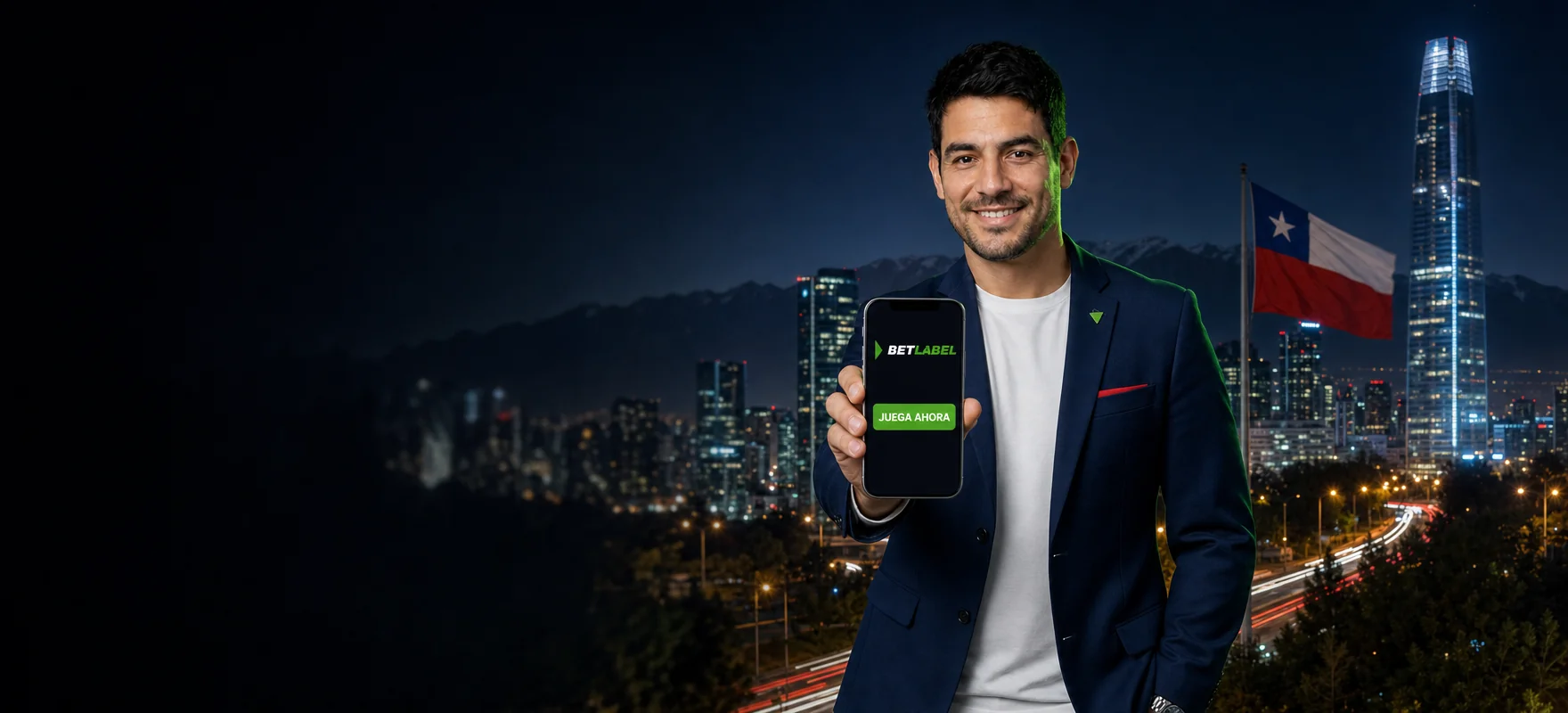 Hombre de chaqueta azul que muestra un celular con la app de BetLabel frente al skyline de Santiago de noche, con la Gran Torre Santiago Hombre de chaqueta azul que muestra un celular con la app de BetLabel frente al skyline de Santiago de noche, con la Gran Torre Santiago